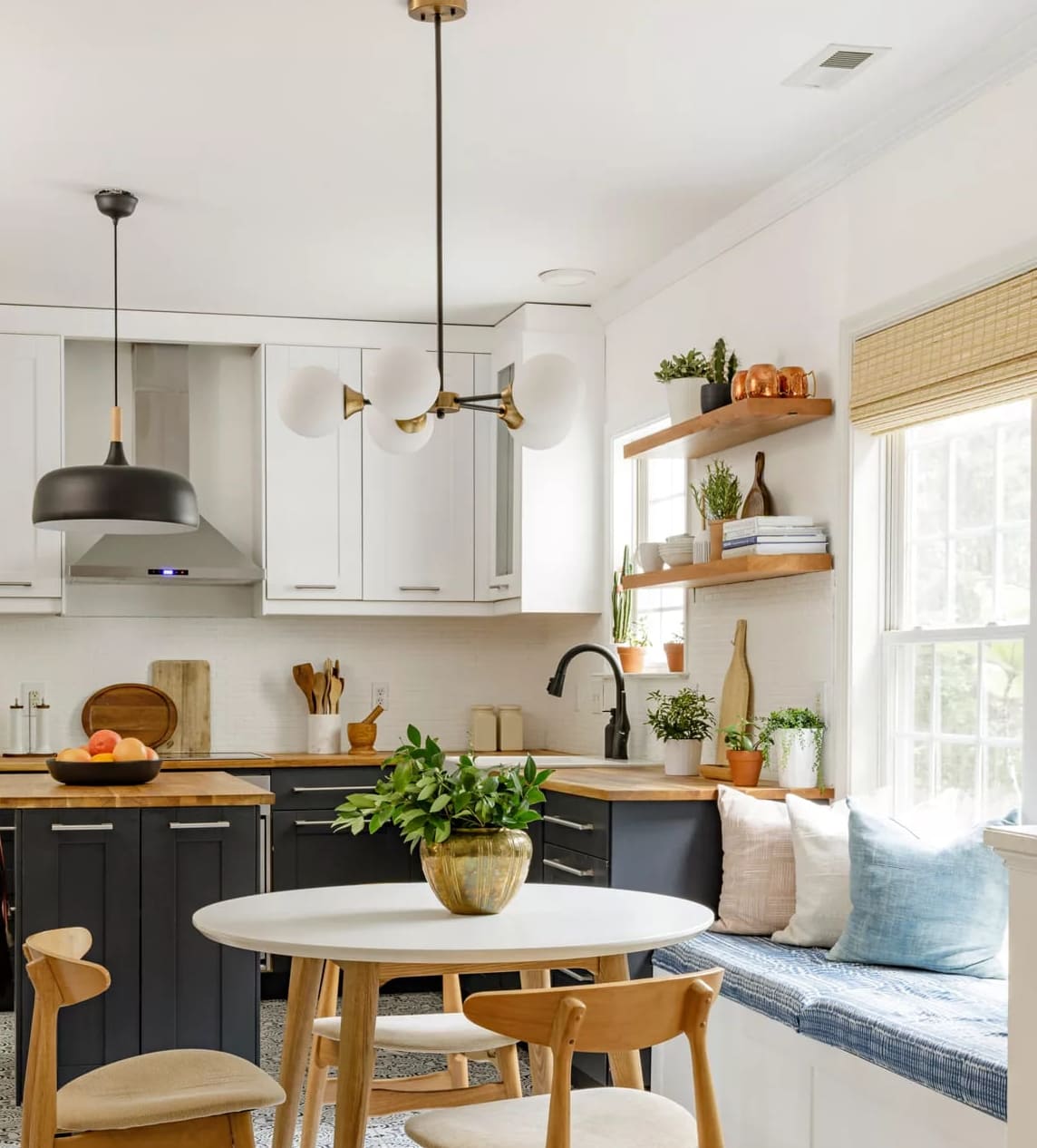 Kodinhoitohuoneet tekevät paluuta viihtyisänä oleskelupaikkana keittiön vieressä…