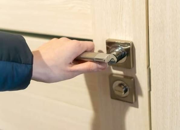 10 Nerokasta tapaa lukita ovi ilman lukkoa