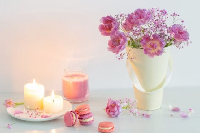 20 Kynttilän tuoksua, joilla saat talosi sisätilat tuoksumaan keväiseltä puutarhalta