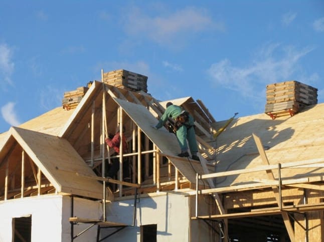 6 Tärkeää asiaa, jotka kodinomistajien tulisi tietää katon kaltevuudesta.