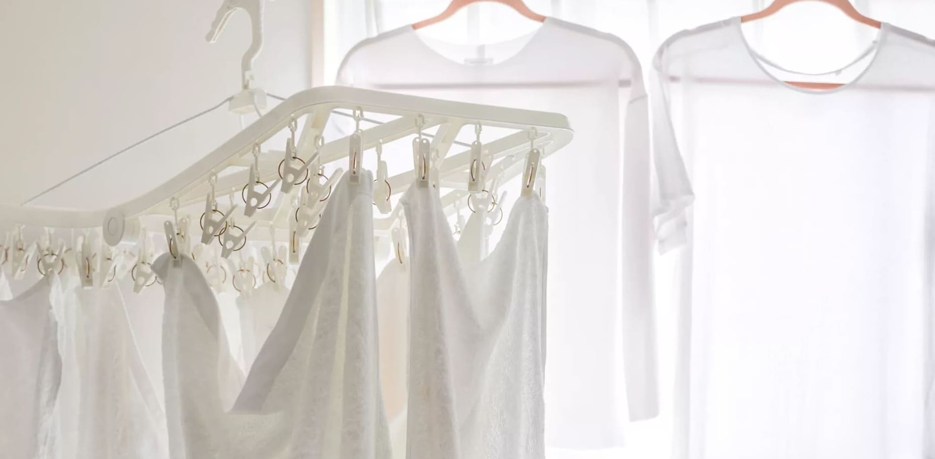 13 Tärkeää vinkkiä valkoisten vaatteiden pitämiseen valkoisina pyykinpesuun