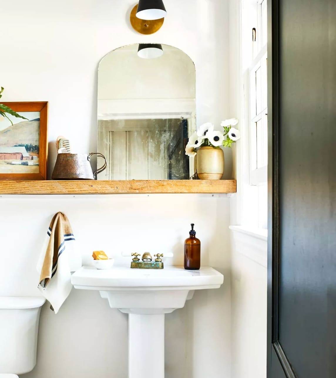 5 Askelta kylpyhuoneen hyllyjen suunnitteluun, jotka eivät näytä sotkuisilta.